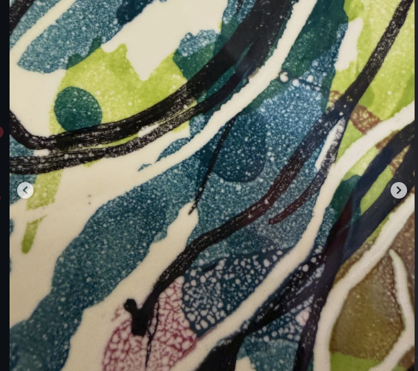 Detalle de cerámica en azules y verdes
