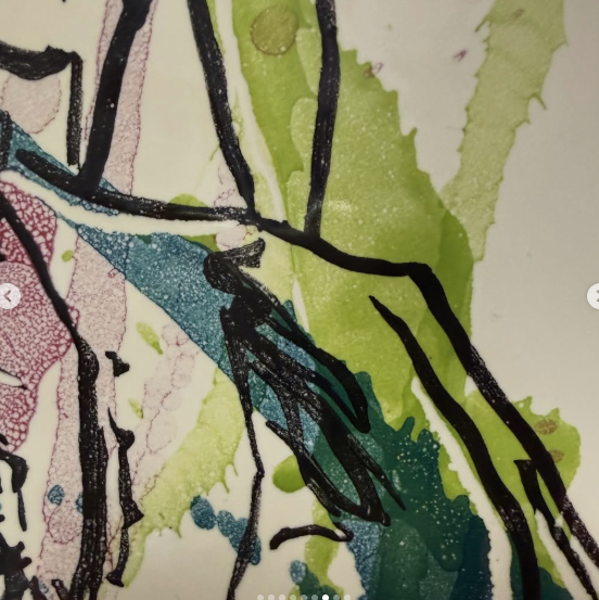 Detalle de cerámica: trazos de tinta sobre verdes
